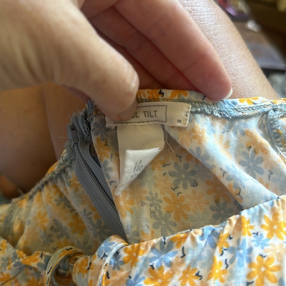 Full Tilt short sleeved romper, zips up back, hidden pockets in front.  Size M - Picture 8 of 8